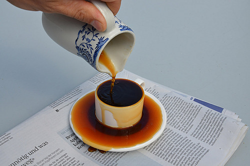 Le café déborde de la tasse.