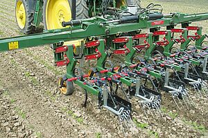 La betterave a une croissance initiale lente et elle ferme les rangs tardivement. En conséquence, il faut tout faire pour qu'elle reste libre d'adventices jusqu'au stade 6 feuilles. Mais la régulation des adventices dans la betterave commence bien avant Tracteur et sarcleuse dans un champ de betteraves très jeunes, à peine visibles.