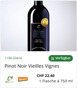 Capture d'écran d'une carte produit Biomondo pour un vin Pinot Noir Vieilles Vignes (1196 Gland) avec le prix, les logos Bio Suisse et Demeter, ainsi que le statut disponible. L'image du produit montre une bouteille de vin rouge sur fond clair.