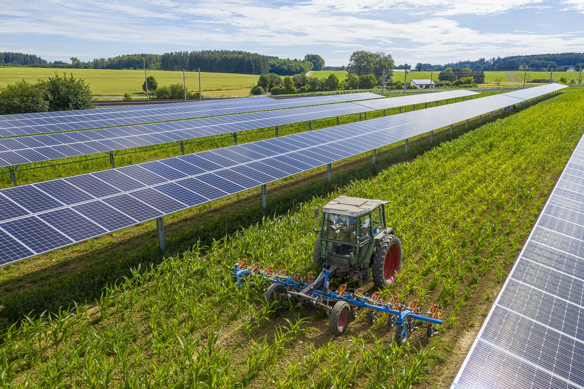 Installation agri-photovoltaïque dans un champ avec un tracteur.