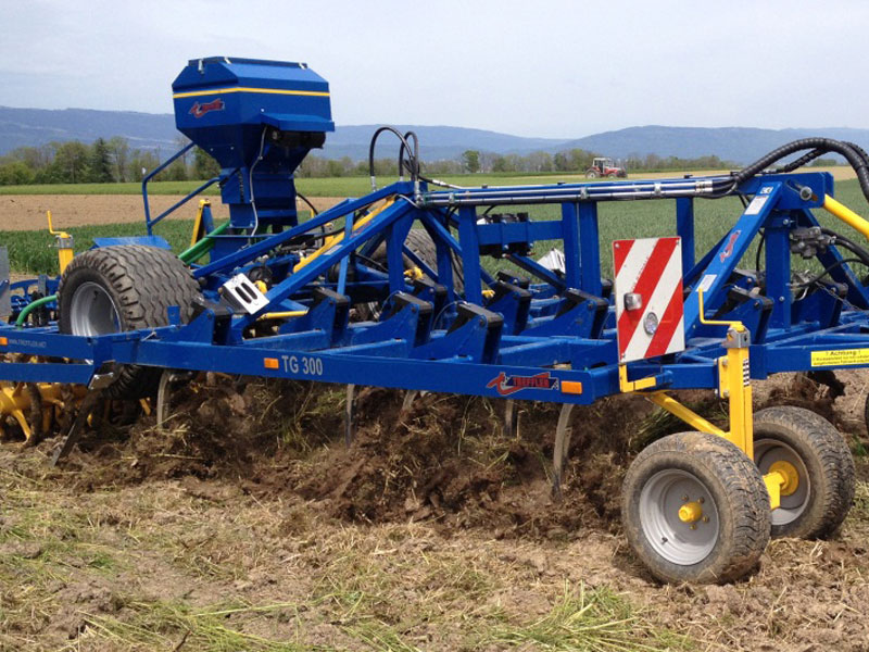 Un cultivateuir exact TReffler en pleine action pour préparer le semis d'un champ de soja. Ici, c'est le 2ème passage de cultivateur.