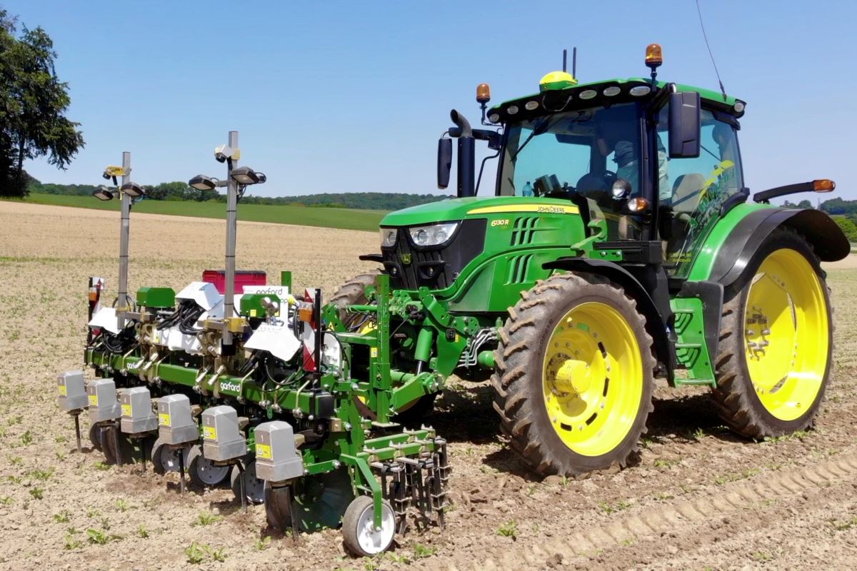 tracteure avec une Garford Inrow sarcleuse