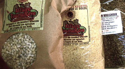 Trois paquets de graines de céréales avec une belle étiquette au nom de Tournerêve